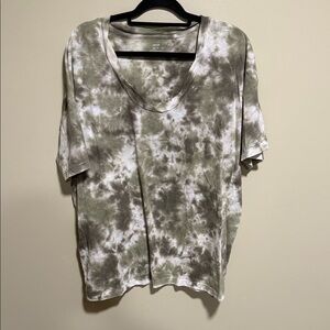Aerie Green and Ivory Tie Dye V-neck T-shirt size Xl